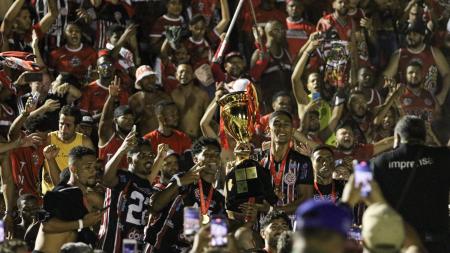 Jogadores do Atlético-BA posam com a taça do Campeonato Baiano de 2022
