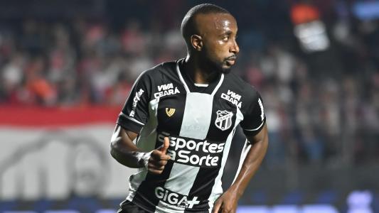 Volante Dieguinho em campo pelo Ceará contra o São Paulo, em jogo do Campeonato Brasileiro