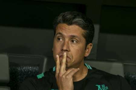 Thiago Carpini na casamata do Juventude na Arena MRV, em Belo Horizonte, casa do Atlético