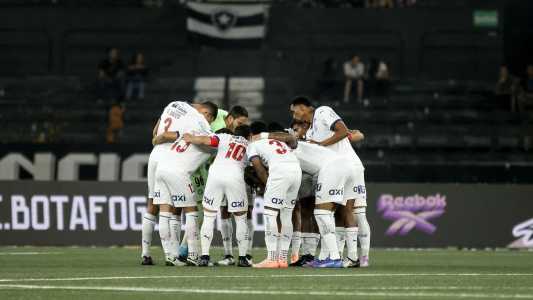 Jogadores do Bahia reunidos antes de partida contra o Botafogo, pelo Campeonato Brasileiro