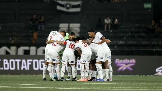 Jogadores do Bahia reunidos antes de partida contra o Botafogo, pelo Campeonato Brasileiro