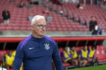 Dorival Júnior durante partida entre Internacional e Corinthians