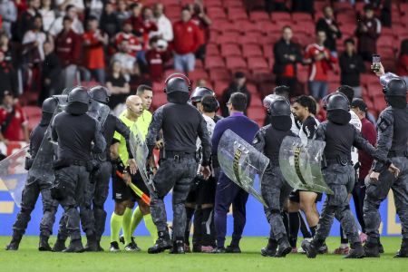 Confusão marcou o fim do jogo entre Internacional e Corinthians, nessa quarta-feira (1º)