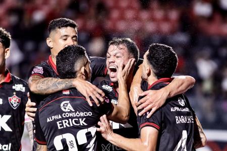 Time do Vitória celebra gol diante do Ceará, nesta quinta-feira (2)