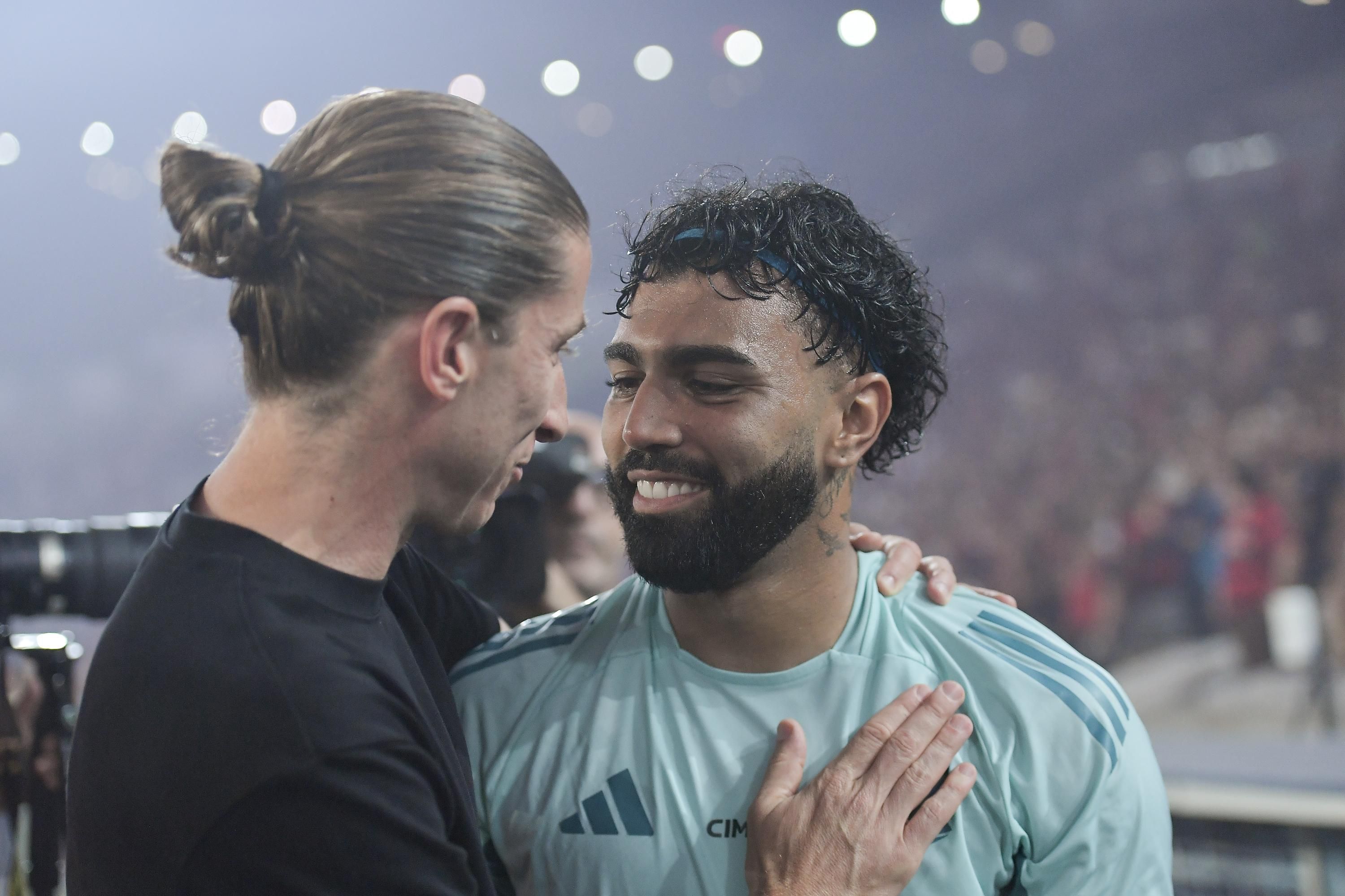 No reencontro com o Flamengo, Gabigol joga pouco, é vaiado e recebe cartão amarelo