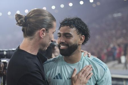 Gabigol se reencontra com Filipe Luís