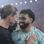 No reencontro com o Flamengo, Gabigol joga pouco, é vaiado e recebe cartão amarelo