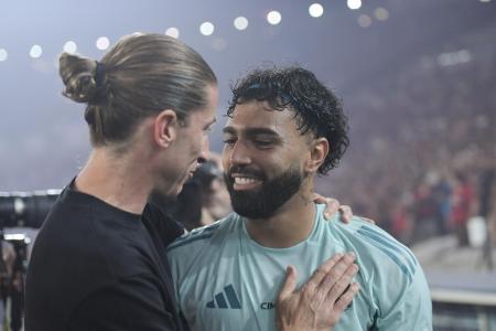 Gabigol se reencontra com Filipe Luís