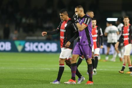 Édson deixa o gramado do Couto Pereira após ter sido expulso