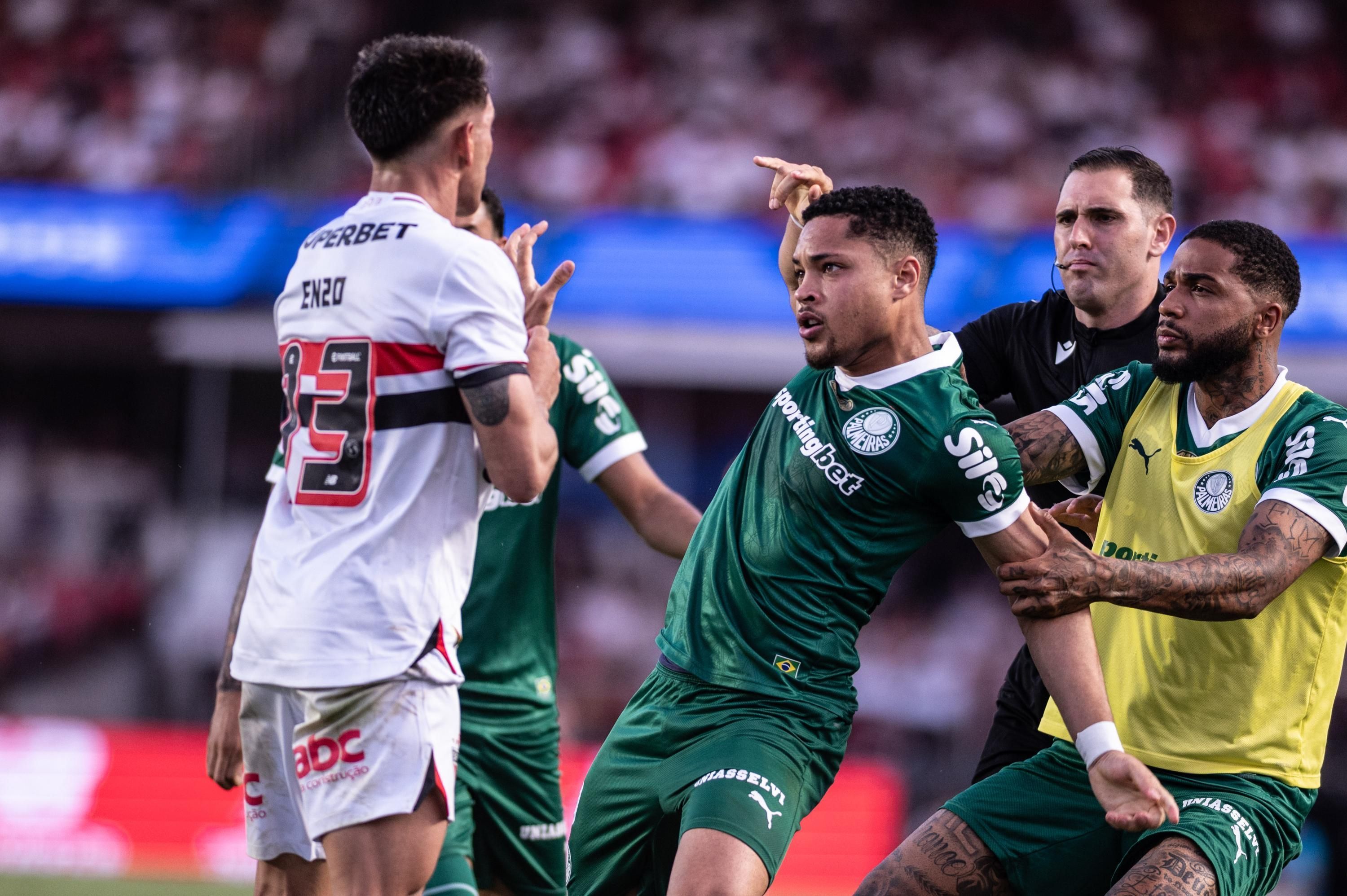Jogadores de São Paulo e Palmeiras se envolvem em confusão em clássico no Morumbis