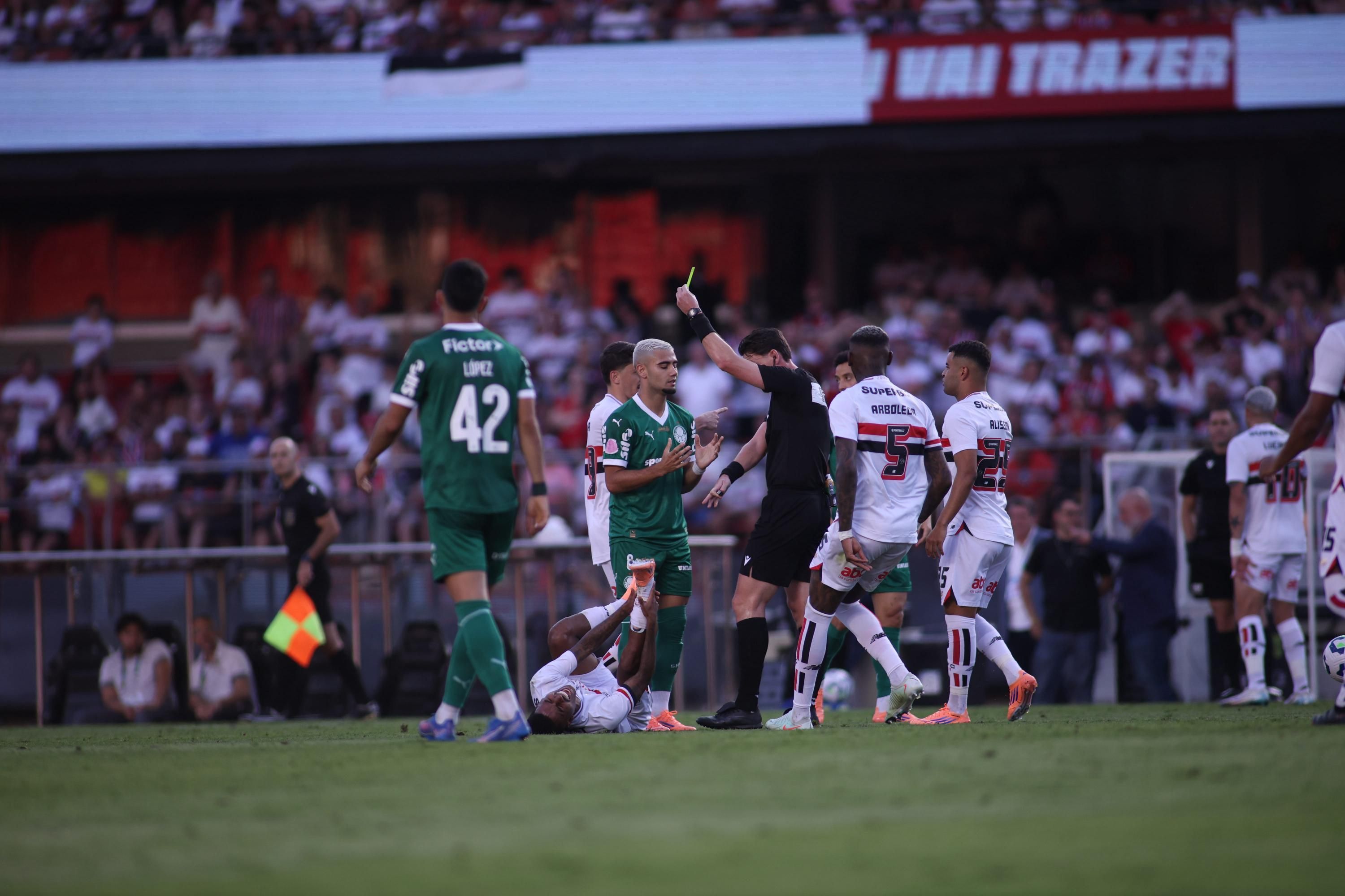 Em nota, São Paulo detona arbitragem e aponta erros em derrota para o Palmeiras