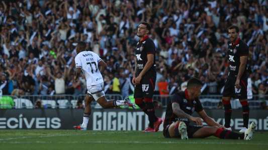 Jogadores do Vitória lamentam gol sofrido diante do Vasco, em jogo da 27ª rodada do Brasileirão