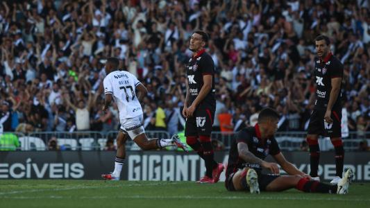 Jogadores do Vitória lamentam gol sofrido diante do Vasco, em jogo da 27ª rodada do Brasileirão