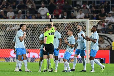Jogadores do Grêmio na bronca com o árbitro no jogo com o RB Bragantino