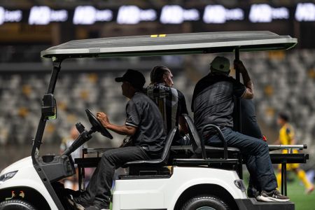 Lyanco sendo retirado do gramado da Arena MRV durante jogo entre Atlético e Sport
