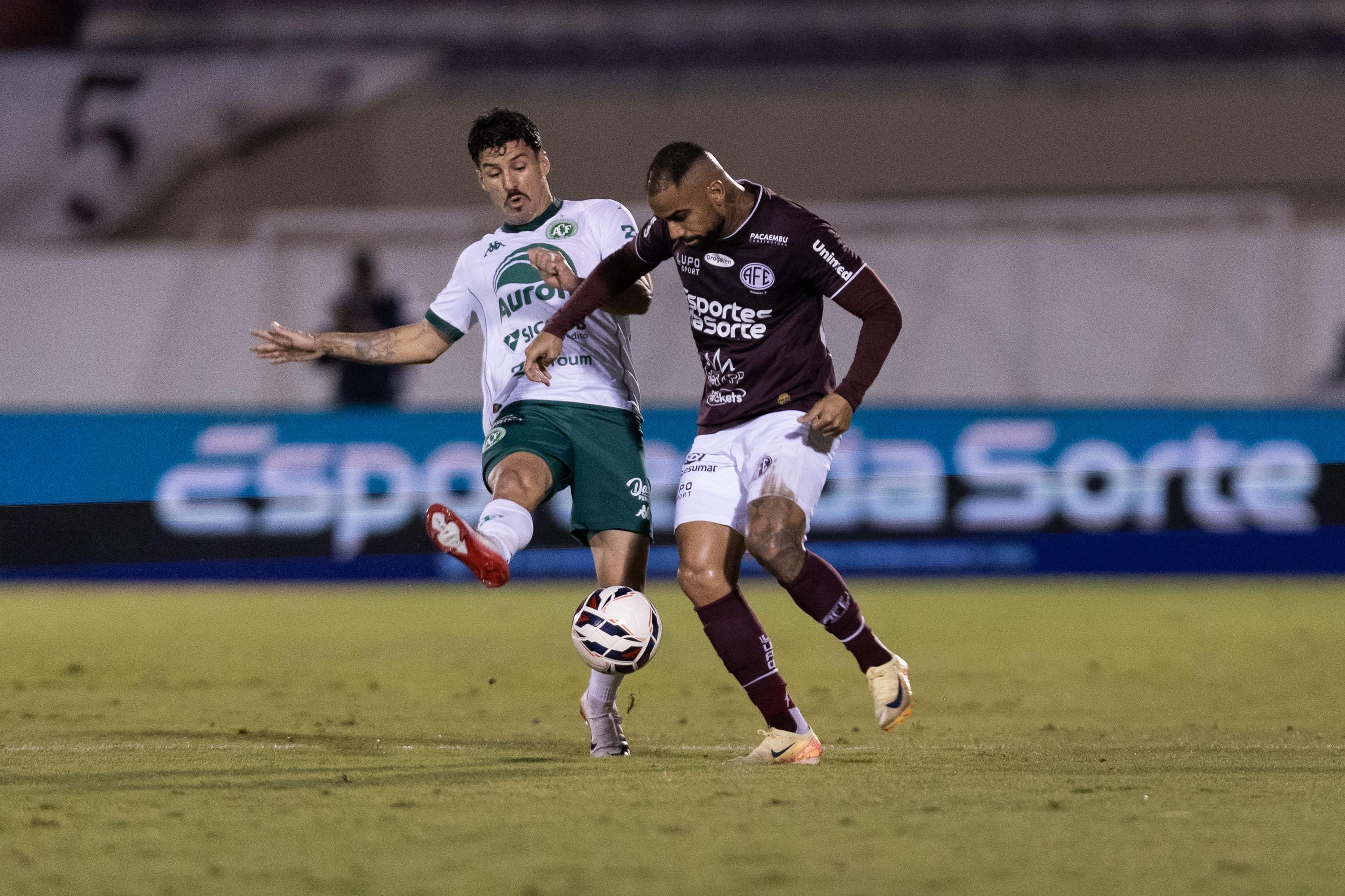 Chapecoense vence Ferroviária fora de casa e entra no G4 da Série B