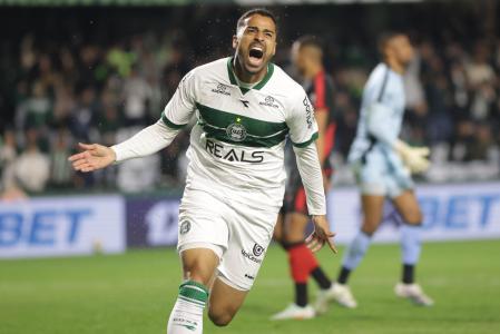 Dellatorre desencanta no Coritiba contra o Atlético-GO