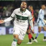Dellatorre desencanta, Coritiba bate Atlético-GO e segue na liderança da Série B