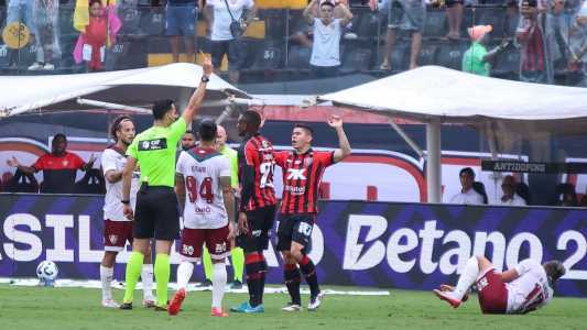 Dudu, volante do Vitória, é advertido com cartão vermelho em jogo contra o Fluminense