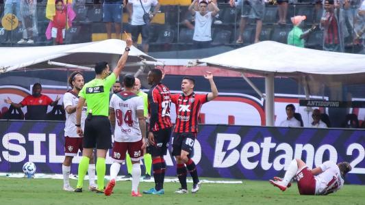 Dudu, volante do Vitória, é advertido com cartão vermelho em jogo contra o Fluminense