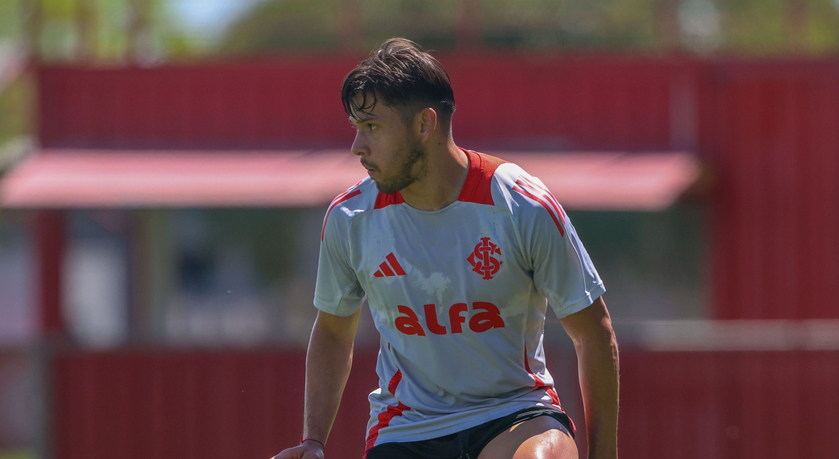 Meio-campista do Inter ganha força para atuar no ataque contra o Mirassol