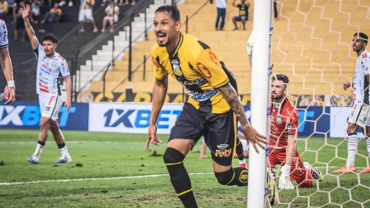 Atacante Lucca comemora um dos gols do Novorizontino sobre o Operário