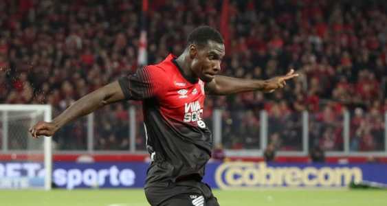 Carlos Terán foi expulso no empate do Athletico-PR com o Avaí