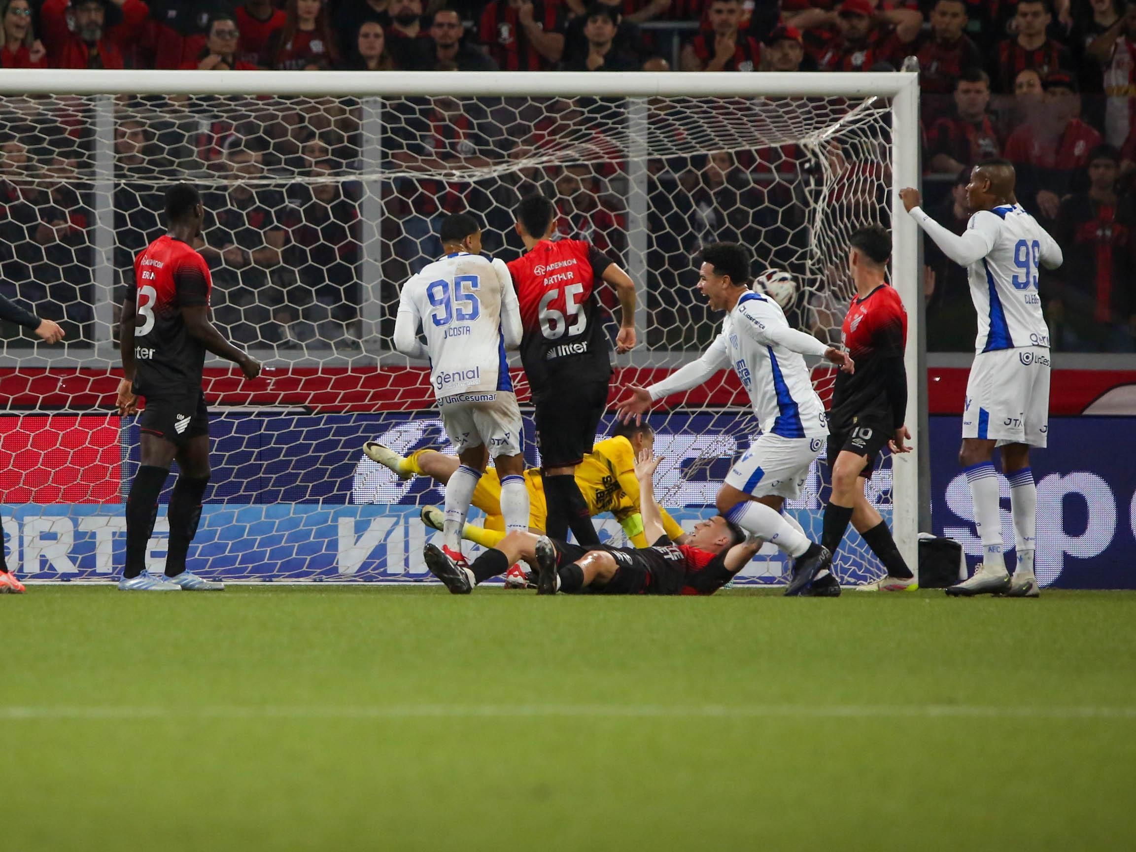 Athletico-PR perde força na Série B e vive crise antes do clássico com Coritiba