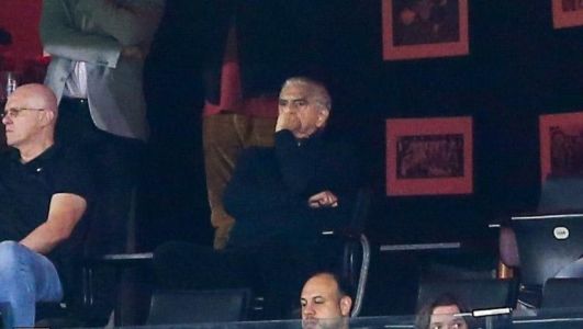 Petraglia na arquibancada da Arena da Baixada, em Curitiba, durante o empate do Athletico com o Avaí