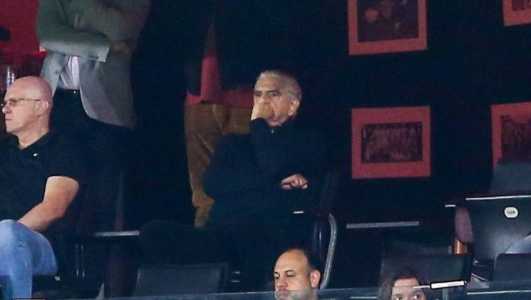 Petraglia na arquibancada da Arena da Baixada, em Curitiba, durante o empate do Athletico com o Avaí