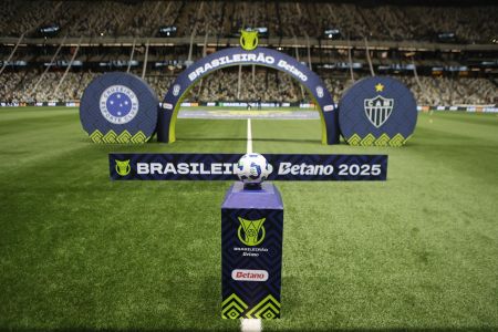 Gramado da Arena MRV, em Belo Horizonte, antes do jogo entre Atlético e Cruzeiro