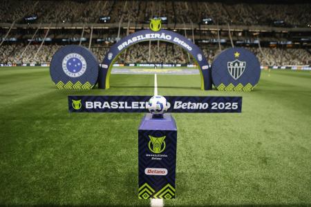 Gramado da Arena MRV, em Belo Horizonte, antes do jogo entre Atlético e Cruzeiro