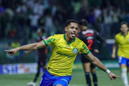 Vitor Roque fez o gol da virada do Palmeiras contra o Bragantino