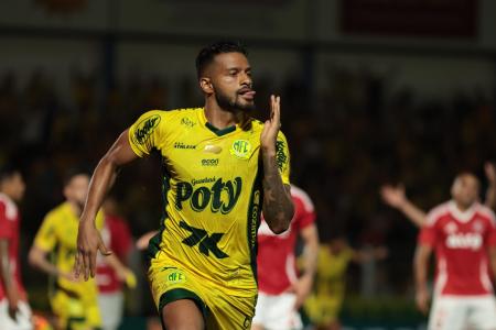 Reinaldo marcou um gol para o Mirassol na vitória sobre o Internacional