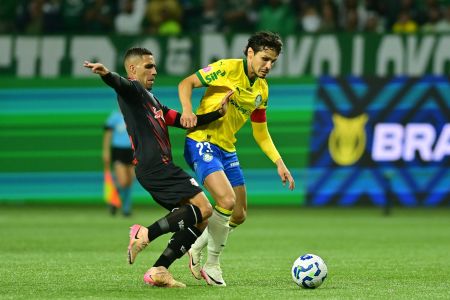 Gabriel marca Raphael Veiga, em Palmeiras x RB Bragantino, nesta quarta-feira (15)