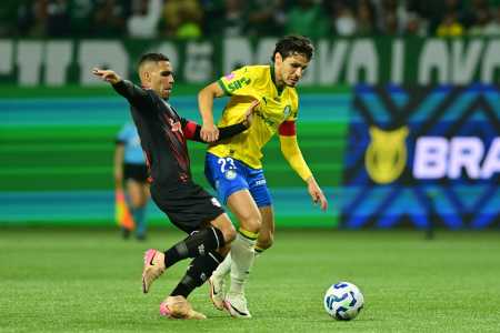 Gabriel marca Raphael Veiga, em Palmeiras x RB Bragantino, nesta quarta-feira (15)