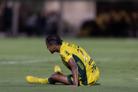 Gabriel se machucou e foi substituído no início da partida do Mirassol com o Internacional