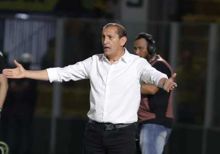 Ramón Díaz à beira do campo do Estádio Maião, em Mirassol, durante a derrota do Internacional