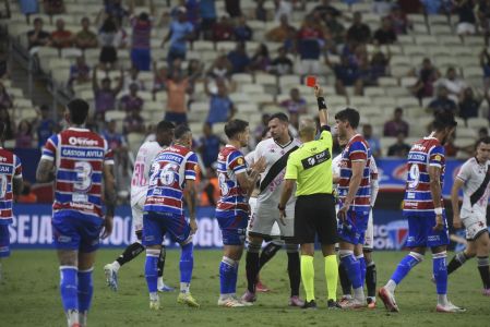 Cartão vermelho de Wilton Pereira Sampaio, no jogo entre Fortaleza e Vasco