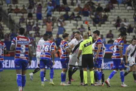 Cartão vermelho de Wilton Pereira Sampaio, no jogo entre Fortaleza e Vasco