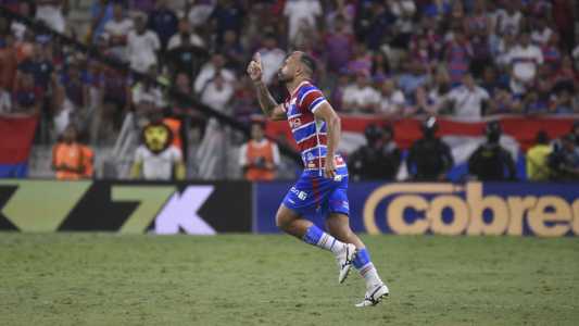 Atacante Moisés entra em campo pelo Fortaleza no jogo contra o Vasco