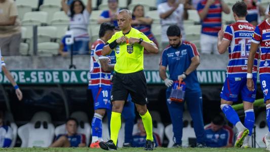 Árbitro Wilton Pereira Sampaio durante jogo entre Fortaleza e Vasco, pelo Campeonato Brasileiro