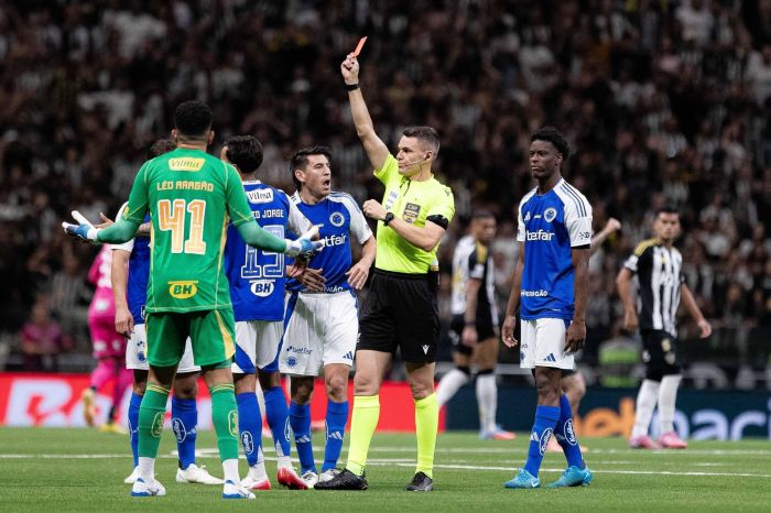 Kaio Jorge, do Cruzeiro, foi expulso no clássico com o Atlético