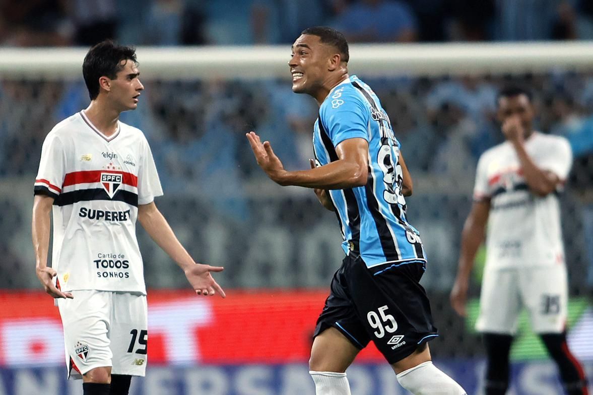 Artilheiro do dia afirma que Grêmio mereceu 'placar elástico' contra o São Paulo