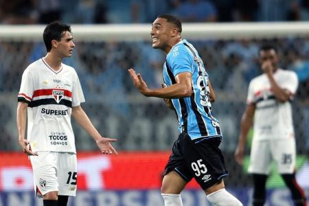 Carlos Vinicius, do Grêmio, em jogo contra o São Paulo