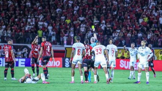 Árbitro Anderson Daronco mostra cartão amarelo para o zagueiro Camutanga, do Vitória