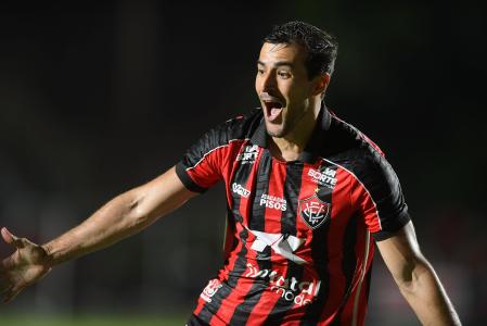 Cáceres comemora gol do Vitória contra o Bahia