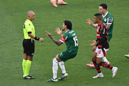 Gustavo Gómez, do Palmeiras, reclama com o árbitro Wilton Pereira Sampaio