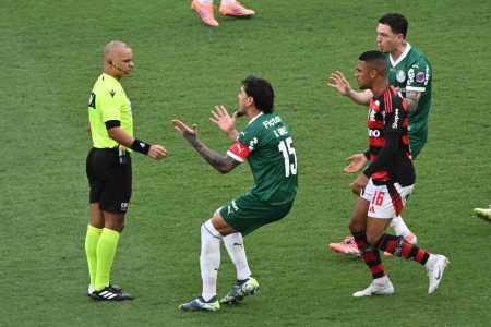 Gustavo Gómez, do Palmeiras, reclama com o árbitro Wilton Pereira Sampaio