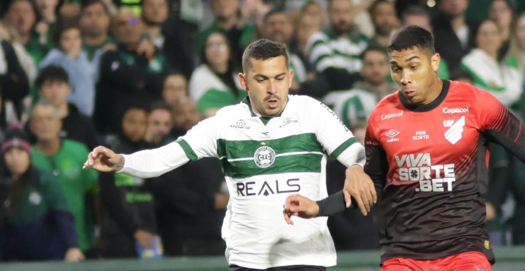 Lateral do Coritiba é expulso de forma inusitada no 1º tempo contra Athletico-PR